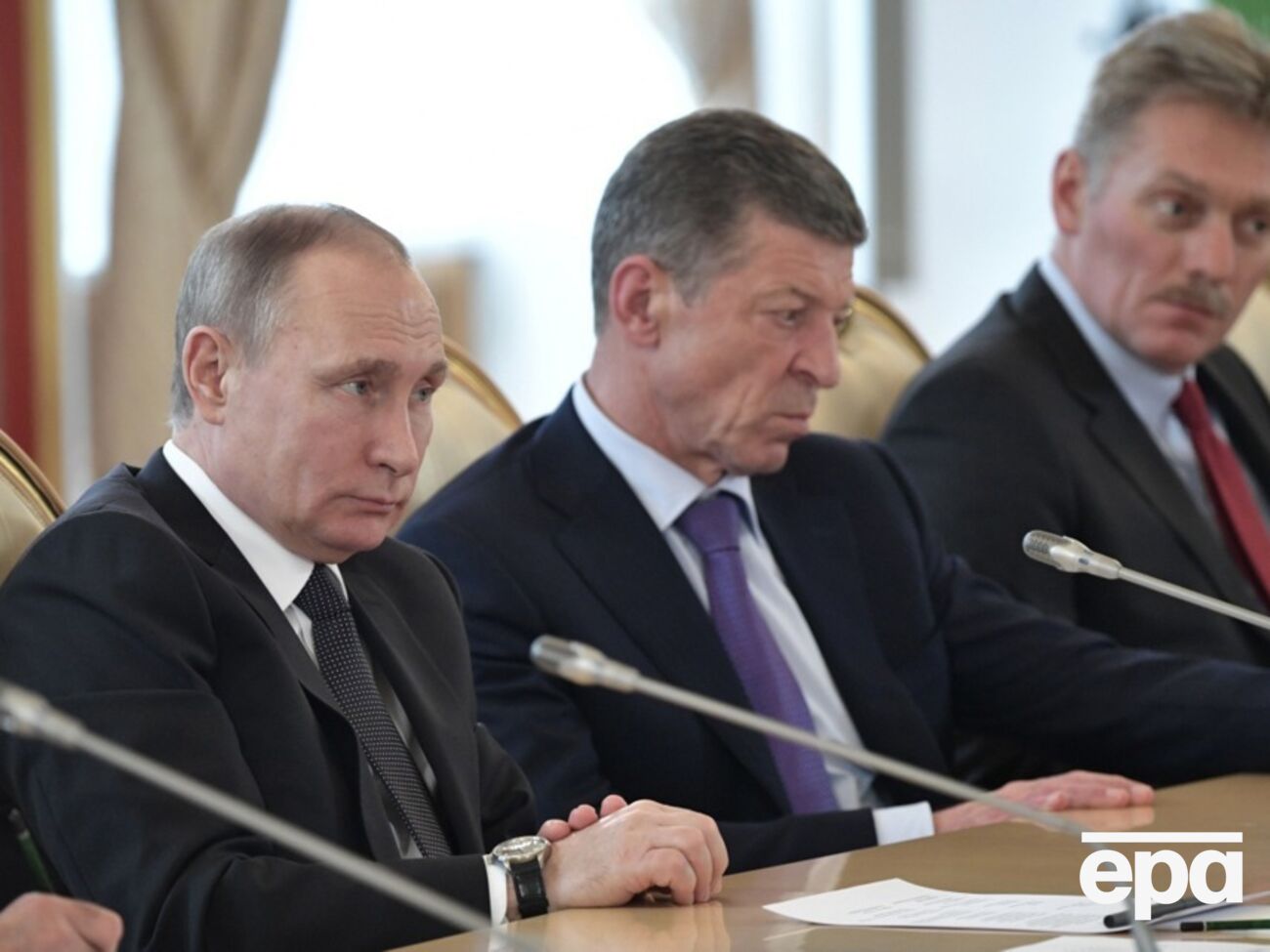 Козак (у центрі), за словами джерел, покине посаду