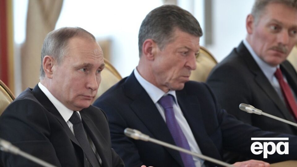 Козак (в центре), по словам источников, покинет пост