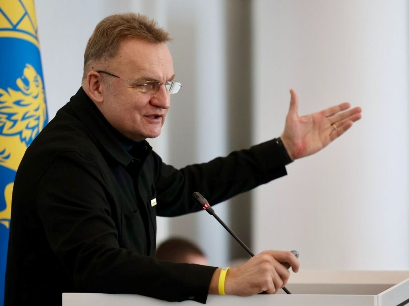 Співробітники СБУ проводять слідчо-оперативні дії в кабінеті Садового