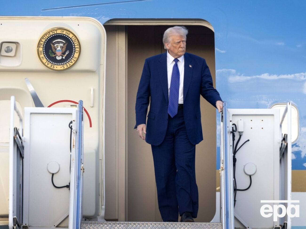 Диспетчер заметил, как над Лонг-Айлендом траектории самолета Трампа и пассажирского борта начинают сближаться