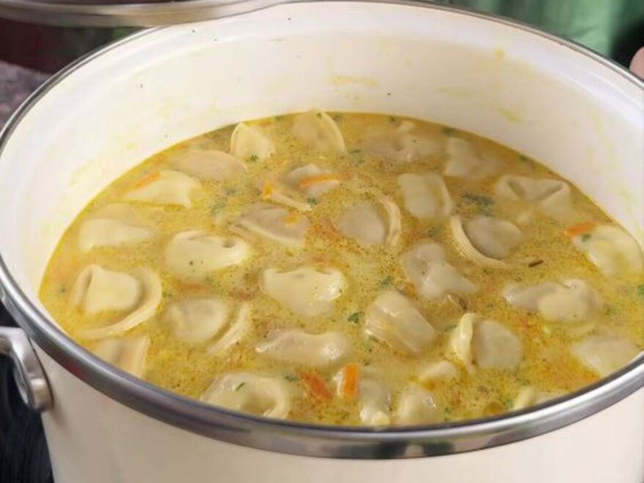 Для супа понадобится 300 г пельменей