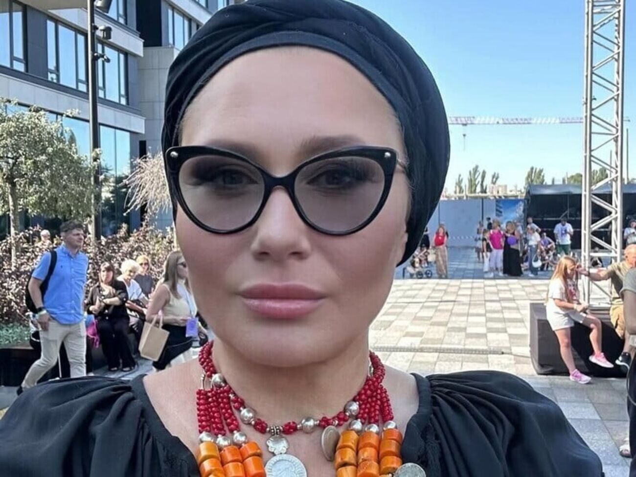 Алена Мозговая с матерью сфотографировались на концерте памяти Николая Мозгового