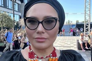 Алена Мозговая с матерью сфотографировались на концерте памяти Николая Мозгового