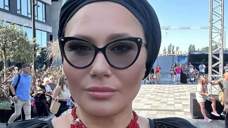 Алена Мозговая с матерью сфотографировались на концерте памяти Николая Мозгового