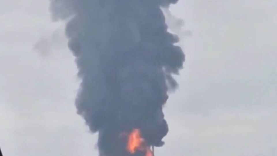 На заводі після удару сталася пожежа