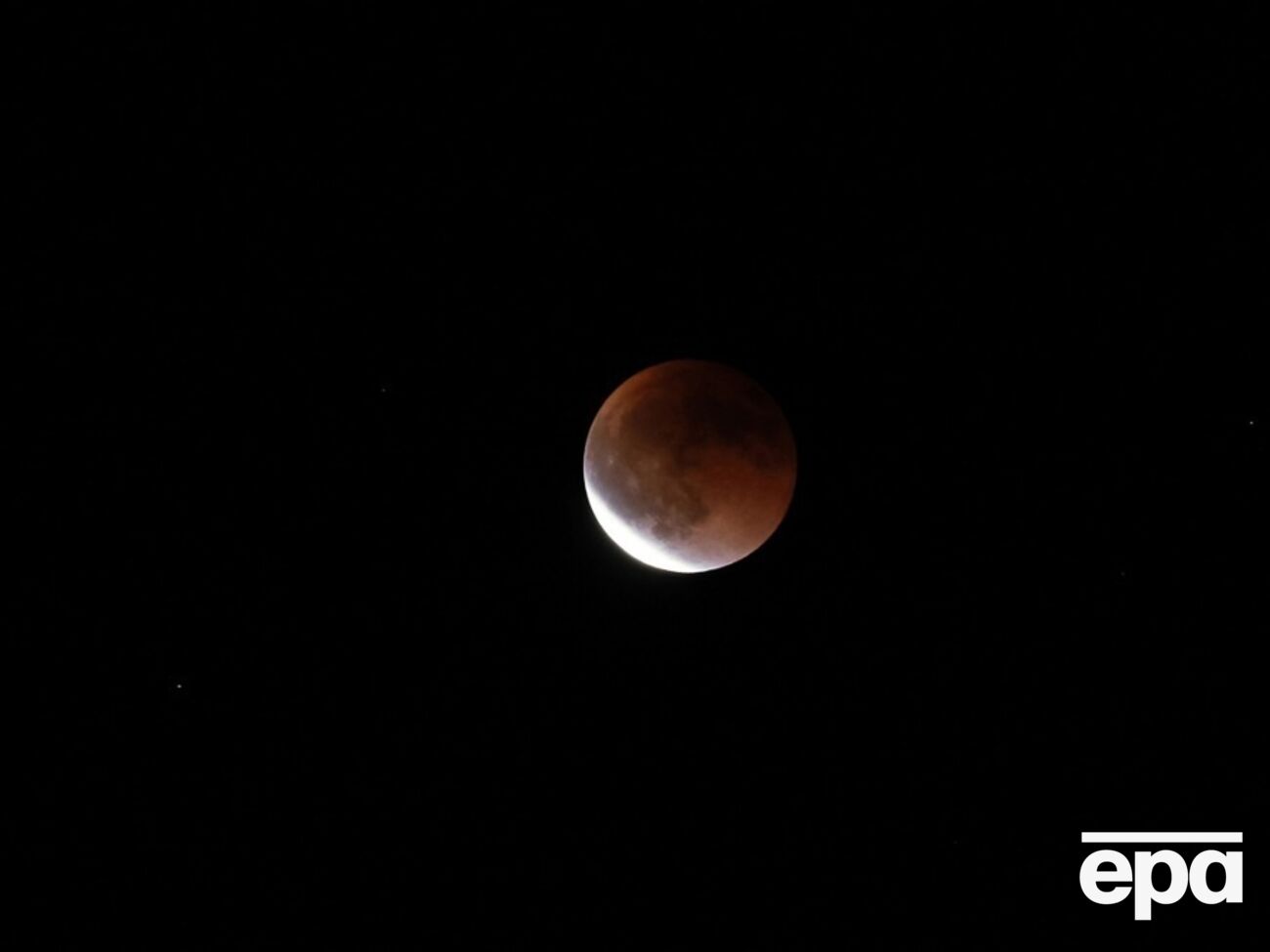 Расстояние между Луной и Землей медленно увеличивается