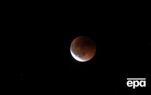 Расстояние между Луной и Землей медленно увеличивается