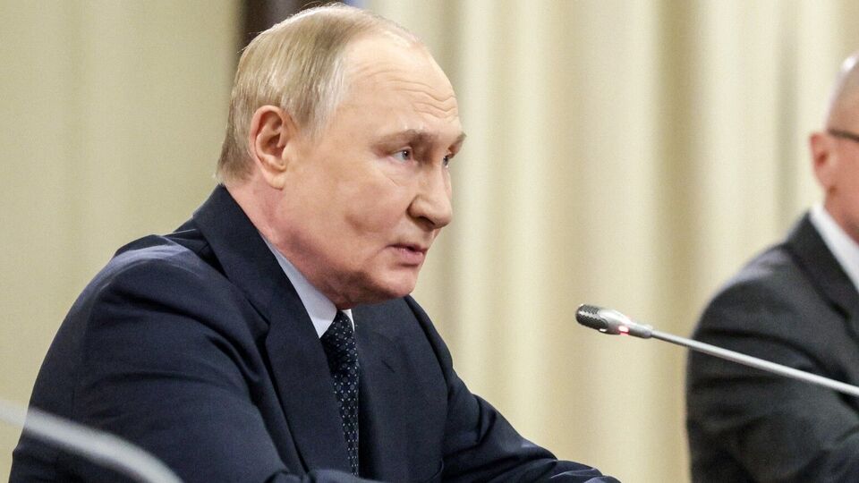 Военные захватчики внесут "позитивный вклад" в работу политических партий и органов власти РФ, считает Путин