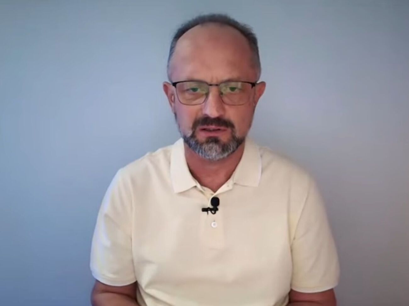 Все поняли: Трамп оторвался от текста и не может повторить слова. Король даже опустил голову