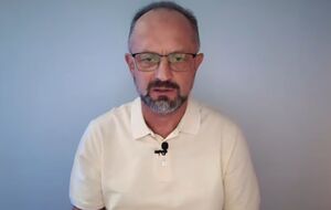 Все поняли: Трамп оторвался от текста и не может повторить слова. Король даже опустил голову