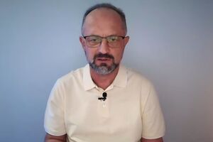 Усі зрозуміли: Трамп відірвався від тексту й не може повторити слова. Король навіть опустив голову