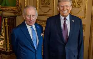 Трамп в гостях у Чарльза III постарался не заметить конфуз с конем