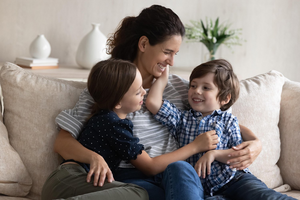 Психолог поделилась практическими советами, которые помогут мамам справиться с тревогой и восстановить энергию