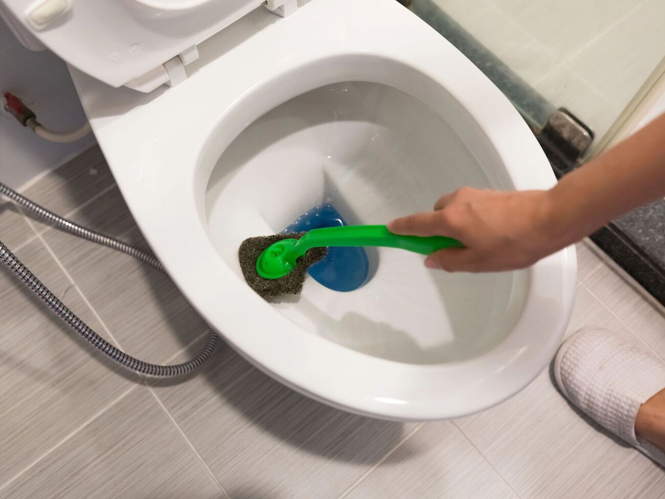 Сперва на поверхность унитаза нужно нанести уксус