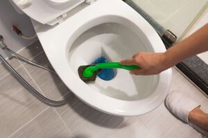 Сперва на поверхность унитаза нужно нанести уксус