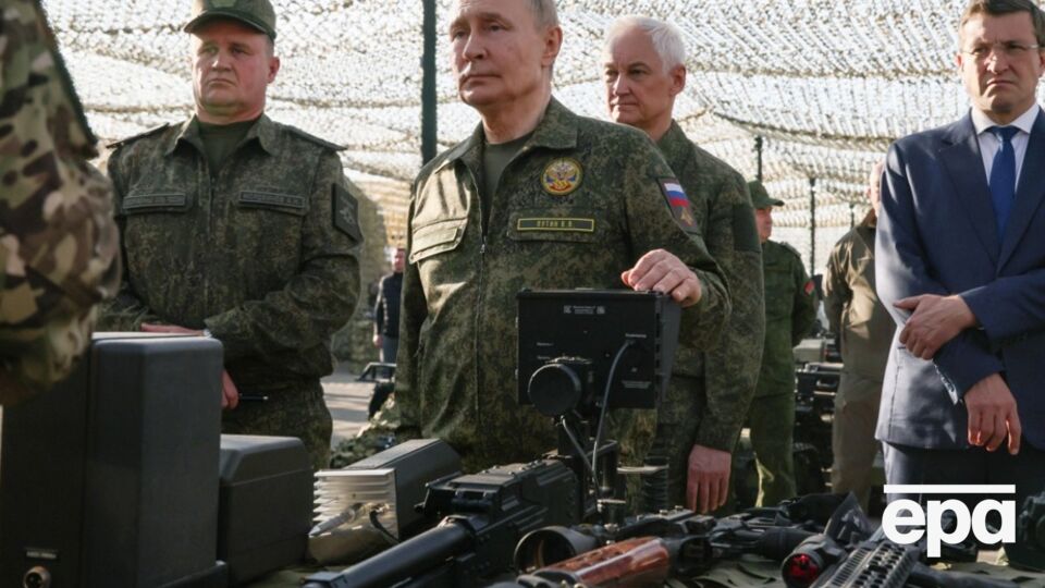 Путин застрял в Украине, но выигрывает более глобально, пишет издание