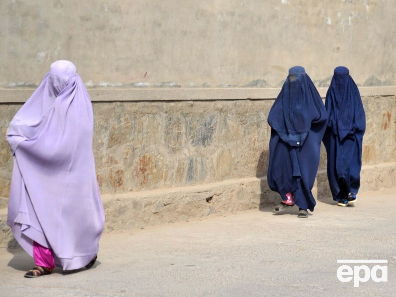 Талибы запретили в университетах книги авторов-женщин