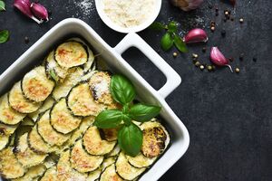 Кабачки подают горячими