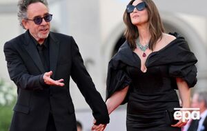 Про роман Белуччі з Бертоном заговорили у лютому 2023 року