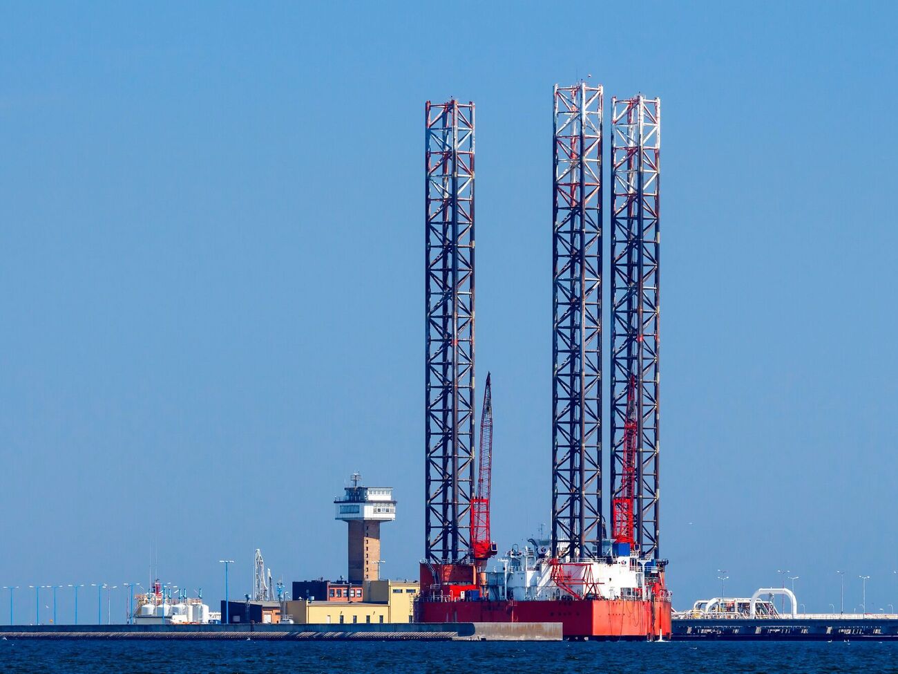 Российская авиация пролетела над платформой на высоте 150 м при допустимых не менее 200 м