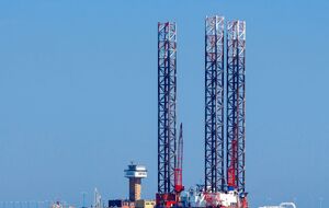 Российская авиация пролетела над платформой на высоте 150 м при допустимых не менее 200 м