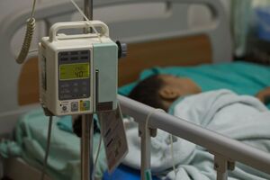 Ребенка привезли в больницу в критическом состоянии