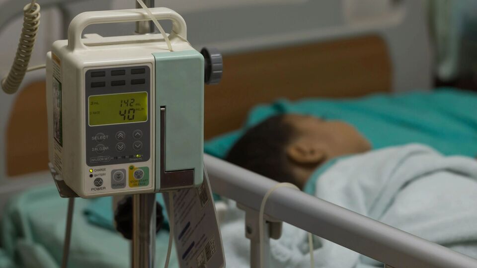 Ребенка привезли в больницу в критическом состоянии