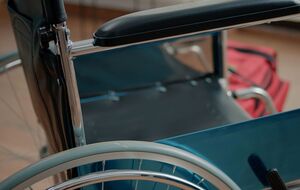 За матеріалами справи, 89-річну жінку могли вбити підніжкою від крісла колісного