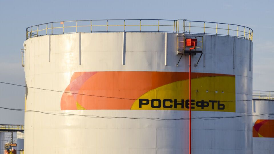 В прошлом месяце представитель российского посольства в Нью-Дели заявил, что Nayara получает прямые поставки от "Роснефти", говорится в статье