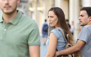 Одним из признаков женской измены может быть резкая смена внешности и стиля