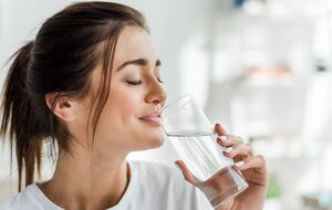 Пить воду по утрам полезно