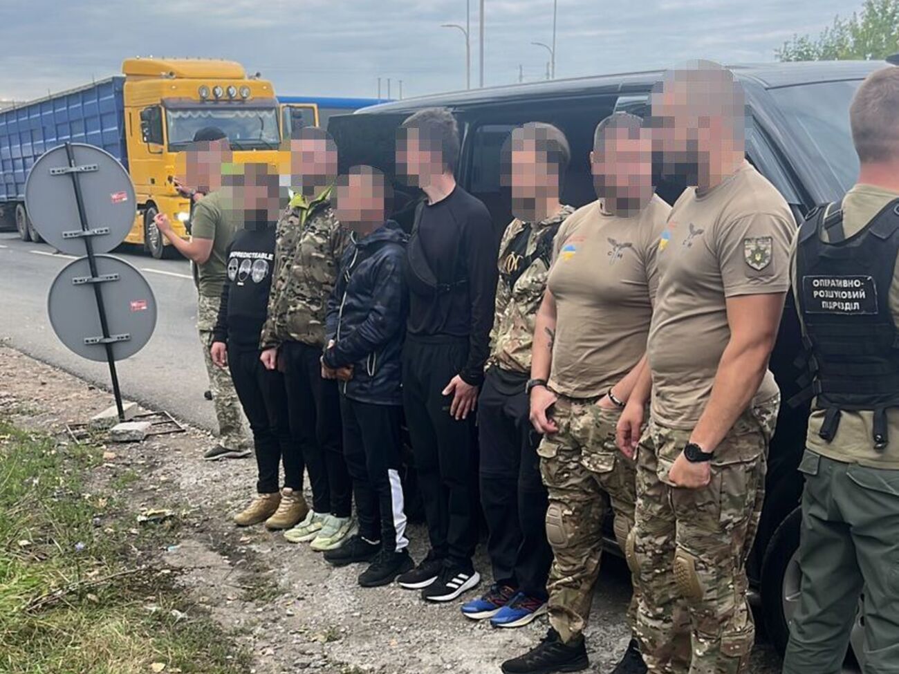 Чоловікам виписали повістки й відпустили