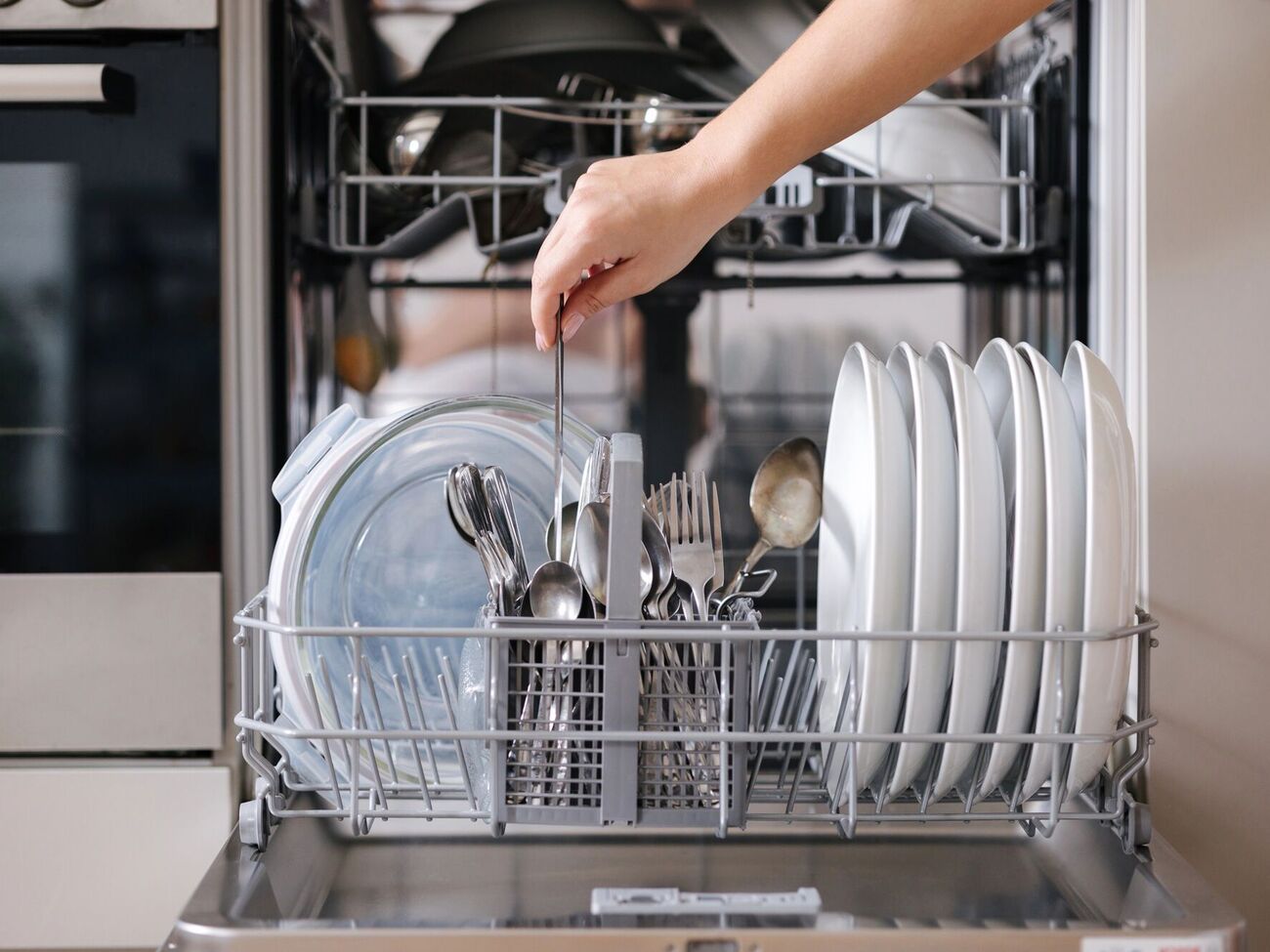 Частой причиной воды в посудомойке является засор фильтров
