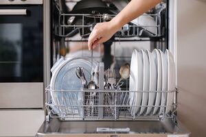 Частой причиной воды в посудомойке является засор фильтров