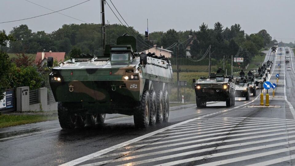 В учениях принимают участие около 30 тыс. военных и 600 единиц техники