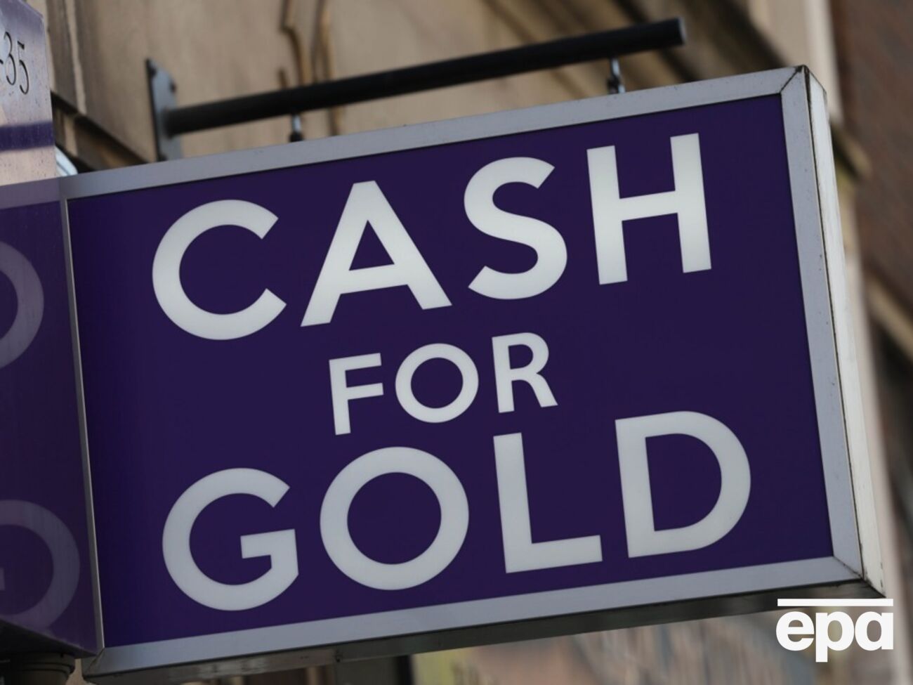 Золото покупают из-за неопределенностей с долларом