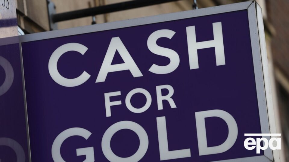 Золото покупают из-за неопределенностей с долларом