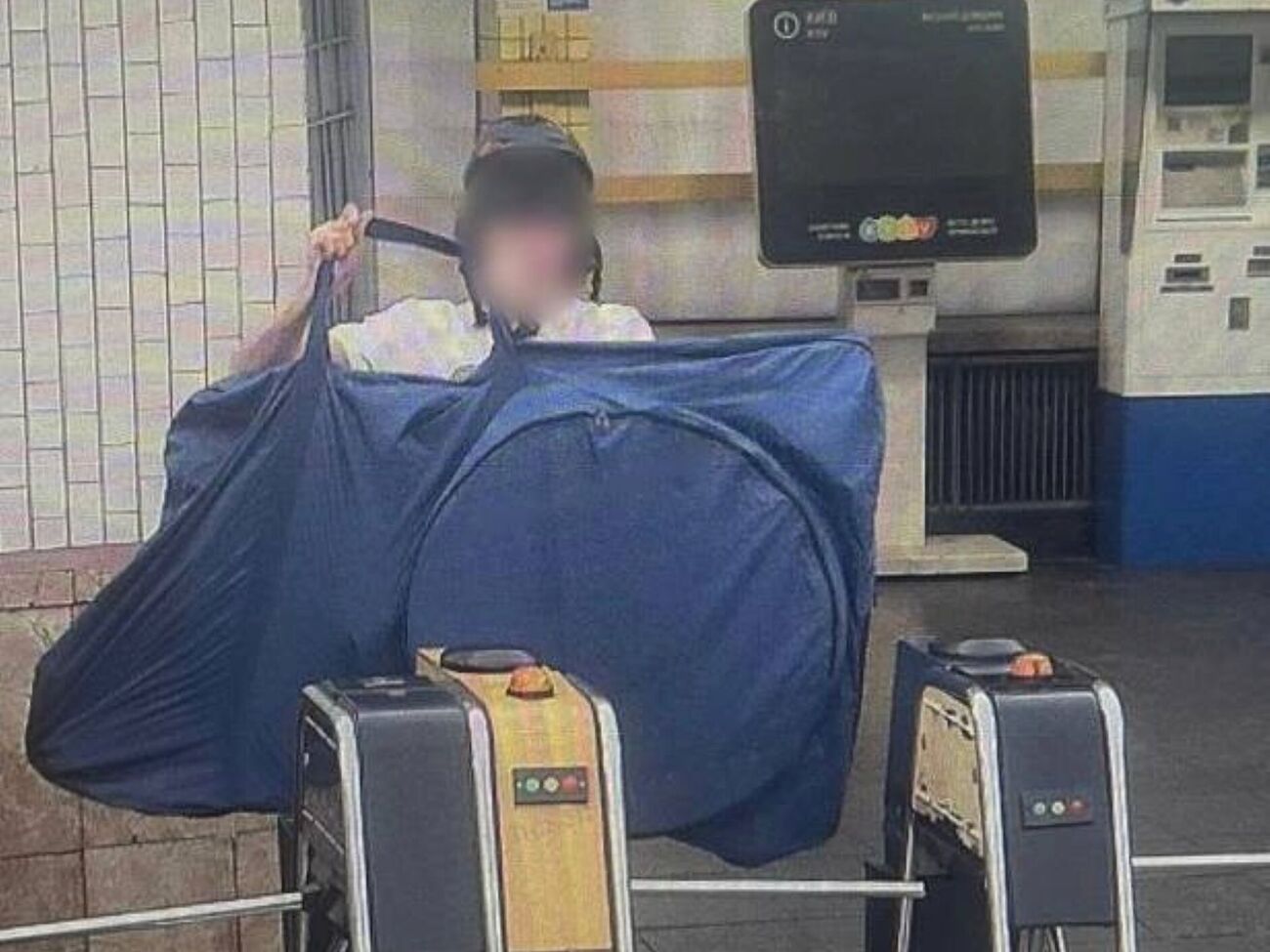 Велосипедистом, съехавшим по эскалаторам "Арсенальной", оказался 22-летний студент