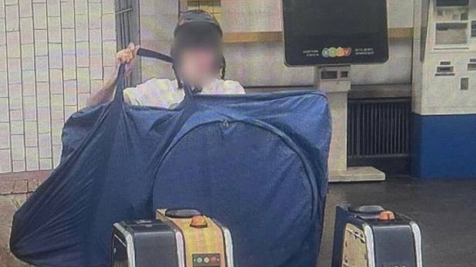 Велосипедистом, съехавшим по эскалаторам "Арсенальной", оказался 22-летний студент