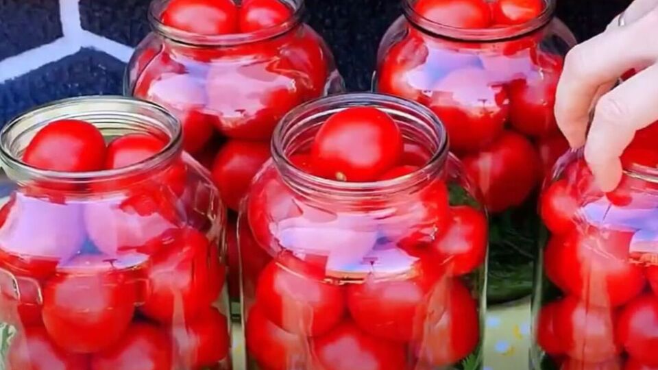 Храните банки с консервацией в темном прохладном месте