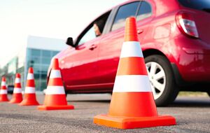 Согласно правилам дорожного движения (ПДД), с 18 лет можно получить права категории B1, B, C1, C