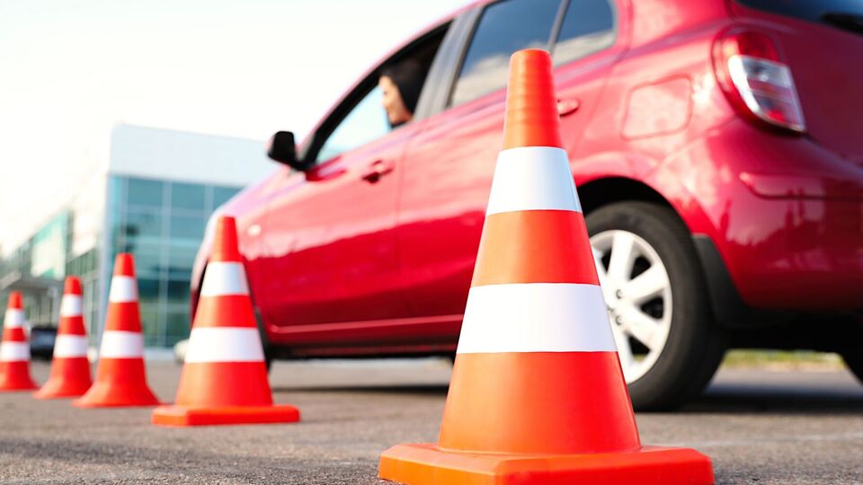 Согласно правилам дорожного движения (ПДД), с 18 лет можно получить права категории B1, B, C1, C