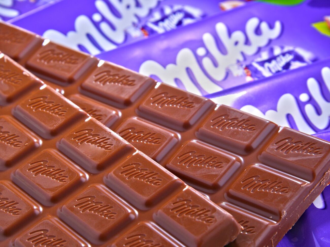 Потребители утверждают, что плитки шоколада весят 90 г вместо заявленных 100 г