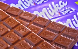 Потребители утверждают, что плитки шоколада весят 90 г вместо заявленных 100 г
