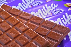 Потребители утверждают, что плитки шоколада весят 90 г вместо заявленных 100 г