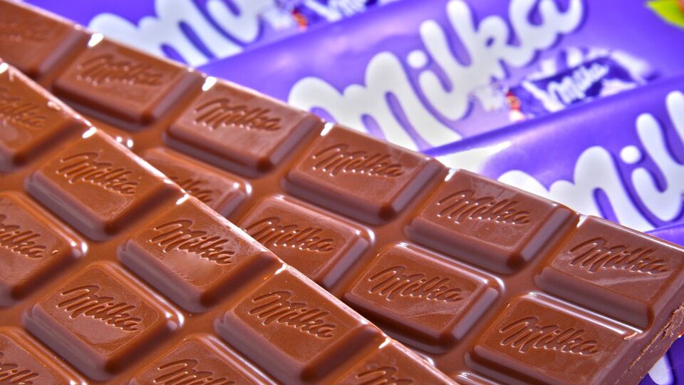 Потребители утверждают, что плитки шоколада весят 90 г вместо заявленных 100 г