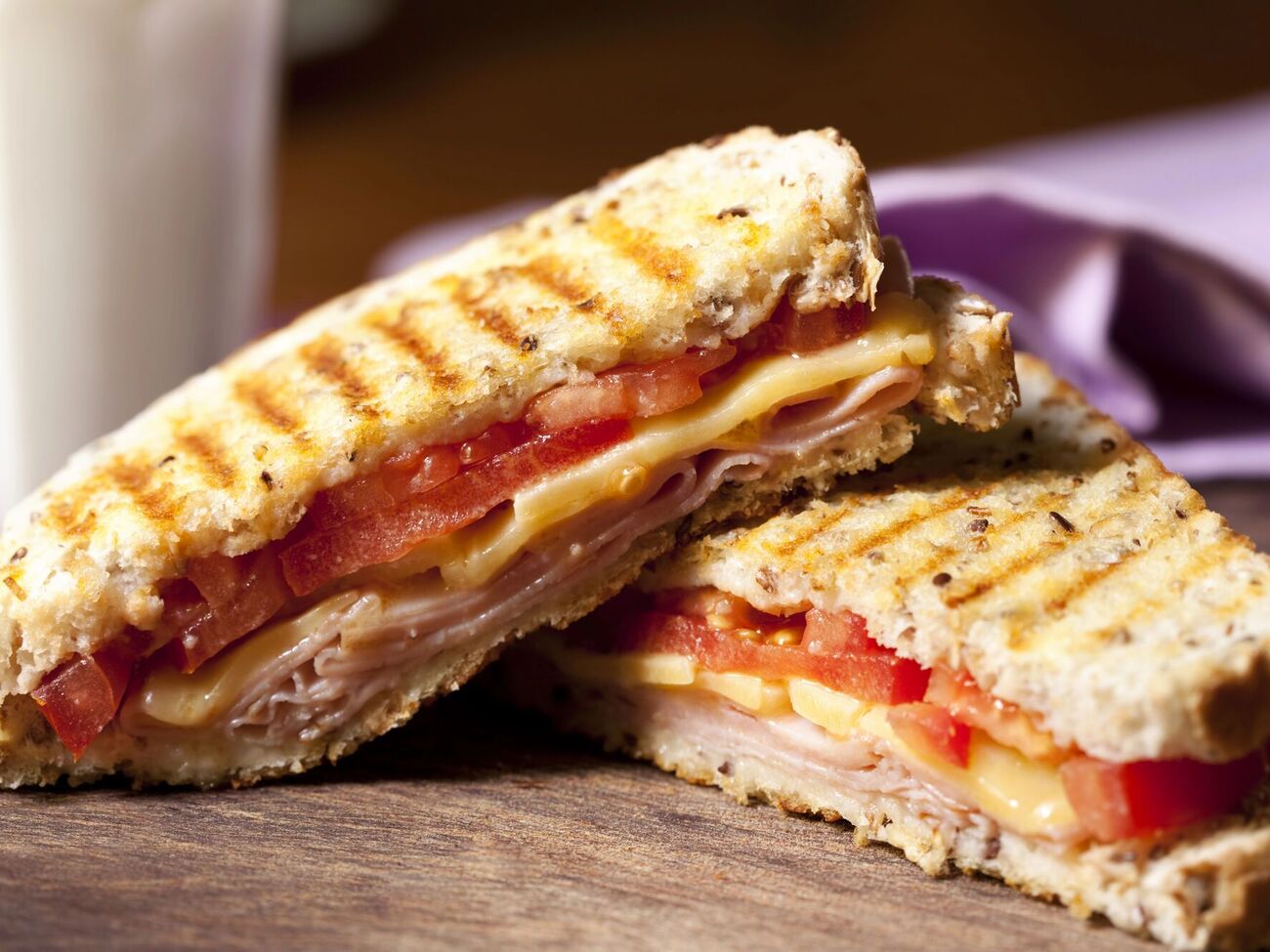 Для кляра возьмите два яйца и молоко