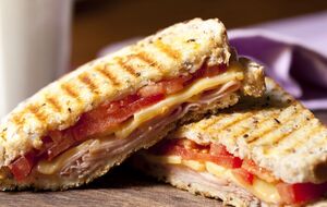 Для кляра возьмите два яйца и молоко