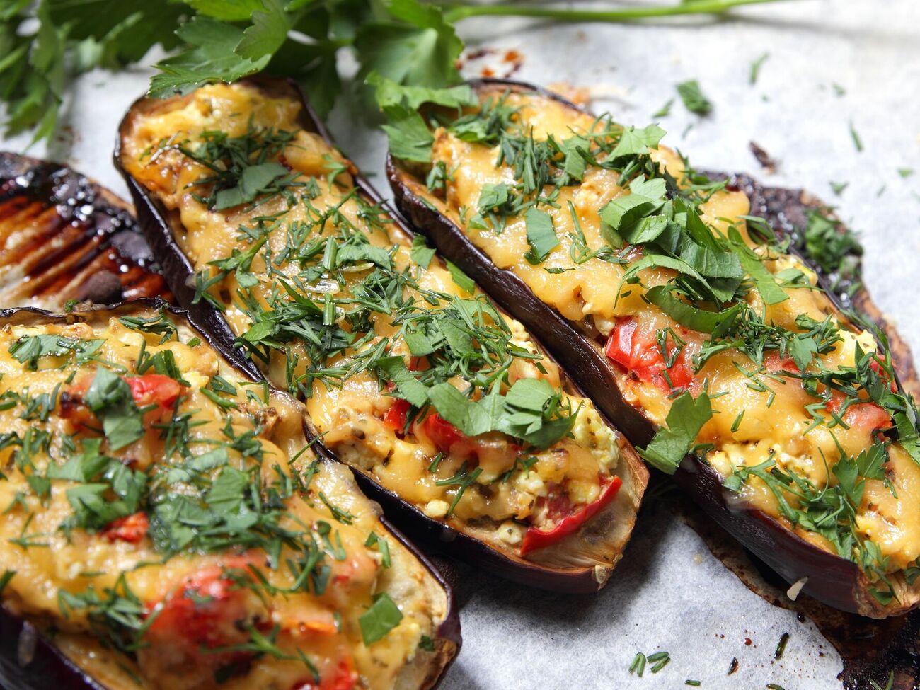 Для начинки возьмите пять зеленых и столько же черных оливок