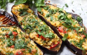 Для начинки возьмите пять зеленых и столько же черных оливок